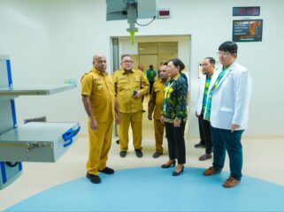 Gubernur Papua, Matius D. Fakhiri saat mengunjungi RSUP Jayapura / Istimewa