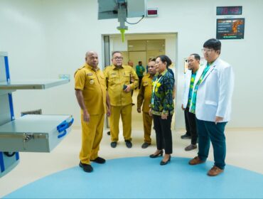 Gubernur Papua, Matius D. Fakhiri saat mengunjungi RSUP Jayapura / Istimewa
