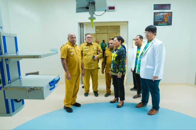 
					Gubernur Papua, Matius D. Fakhiri saat mengunjungi RSUP Jayapura / Istimewa