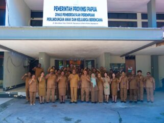 Gubernur Papua, Matius D. Fakhiri saat berkunjung ke Gedung Sarinah, Taman Imbi, Kota Jayapura / Istimewa