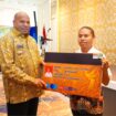 Gubernur Matius D. Fakhiri menyerahkan kartu pace mace secara simbolis kepada salah seorang mahasiswi / Istimewa