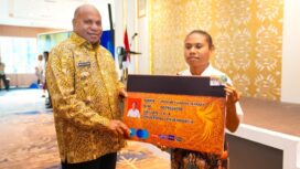 Gubernur Matius D. Fakhiri menyerahkan kartu pace mace secara simbolis kepada salah seorang mahasiswi / Istimewa