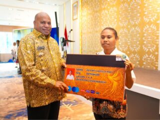 Gubernur Matius D. Fakhiri menyerahkan kartu pace mace secara simbolis kepada salah seorang mahasiswi / Istimewa