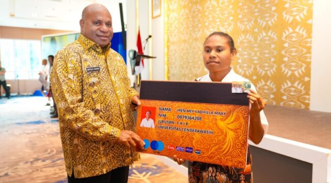Gubernur Matius D. Fakhiri menyerahkan kartu pace mace secara simbolis kepada salah seorang mahasiswi / Istimewa
