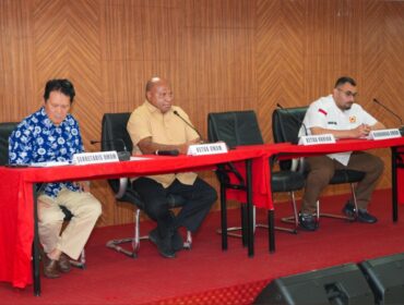 Matius D. Fakhiri saat memimpin rapat perdana bersama seluruh pengurus KONI Papua di Kota Jayapura / Istimewa