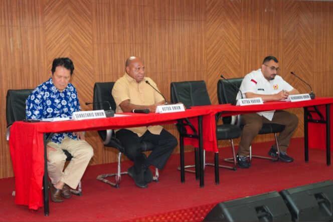 
					Matius D. Fakhiri saat memimpin rapat perdana bersama seluruh pengurus KONI Papua di Kota Jayapura / Istimewa