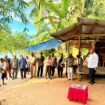 Wakil Gubernur Papua, Aryoko Rumaropen saat mengunjungi Kampung Mnuswor di Biak Utara / Istimewa