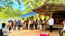 Wakil Gubernur Papua, Aryoko Rumaropen saat mengunjungi Kampung Mnuswor di Biak Utara / Istimewa