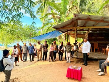 Wakil Gubernur Papua, Aryoko Rumaropen saat mengunjungi Kampung Mnuswor di Biak Utara / Istimewa