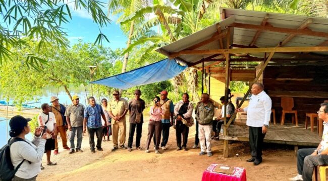 Wakil Gubernur Papua, Aryoko Rumaropen saat mengunjungi Kampung Mnuswor di Biak Utara / Istimewa