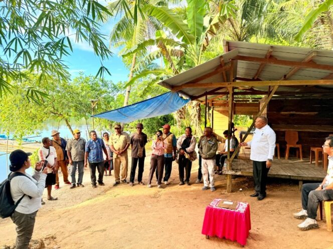 
					Wakil Gubernur Papua, Aryoko Rumaropen saat mengunjungi Kampung Mnuswor di Biak Utara / Istimewa