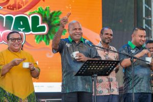 Gubernur Matius D. Fakhiri bersama Ketua dan Wakil Ketua DPR pada pembukaan Festival Colo Sagu 2026 / Istimewa