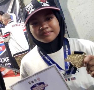 Fachriza Naysila, atlet skateboard putri asal Jayapura, Papua, meraih medali emas kategori senior putri di ajang Indonesia Skateboarding Series (ISS) 2026 / Istimewa