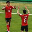 Dua pemain Korsel usai mencetak gol ke gawang Republik Ceko / FIFA World Cup