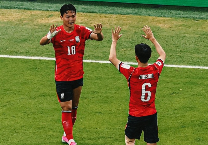 Dua pemain Korsel usai mencetak gol ke gawang Republik Ceko / FIFA World Cup