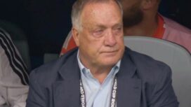 Pelatih Timnas Curacao, Dick Advocaat tampak menangis usai anak asuhnya berhasil mencetak gol ke gawang Manuel Neuer  