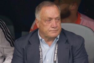 Pelatih Timnas Curacao, Dick Advocaat tampak menangis usai anak asuhnya berhasil mencetak gol ke gawang Manuel Neuer  