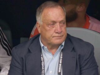 Pelatih Timnas Curacao, Dick Advocaat tampak menangis usai anak asuhnya berhasil mencetak gol ke gawang Manuel Neuer  