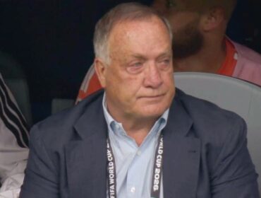 Pelatih Timnas Curacao, Dick Advocaat tampak menangis usai anak asuhnya berhasil mencetak gol ke gawang Manuel Neuer  