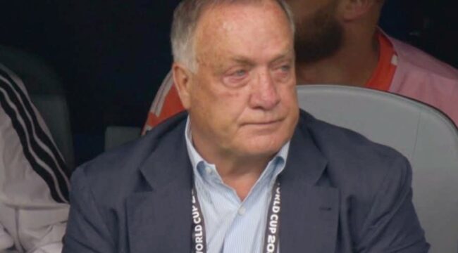 Pelatih Timnas Curacao, Dick Advocaat tampak menangis usai anak asuhnya berhasil mencetak gol ke gawang Manuel Neuer  