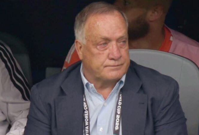 
					Pelatih Timnas Curacao, Dick Advocaat tampak menangis usai anak asuhnya berhasil mencetak gol ke gawang Manuel Neuer  