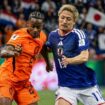 Duel pemain Belanda dan Jepang