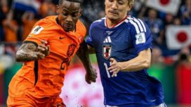 Duel pemain Belanda dan Jepang
