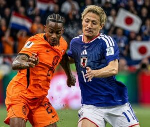 Duel pemain Belanda dan Jepang