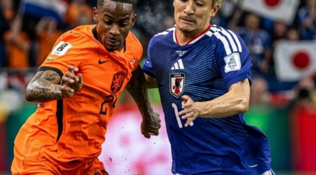 Duel pemain Belanda dan Jepang