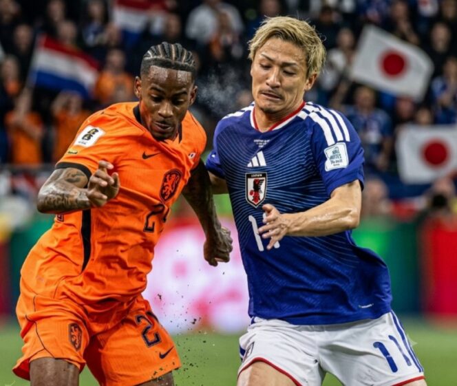 
					Duel pemain Belanda dan Jepang