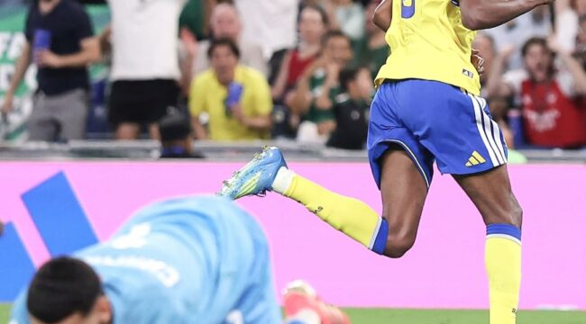 Alexander Isak mencetak gol ke gawang Tunisia / FIFA