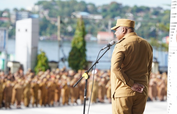 Wakil Gubernur Papua, Aryoko Rumaropen saat memimpin apel / Papua.go.id