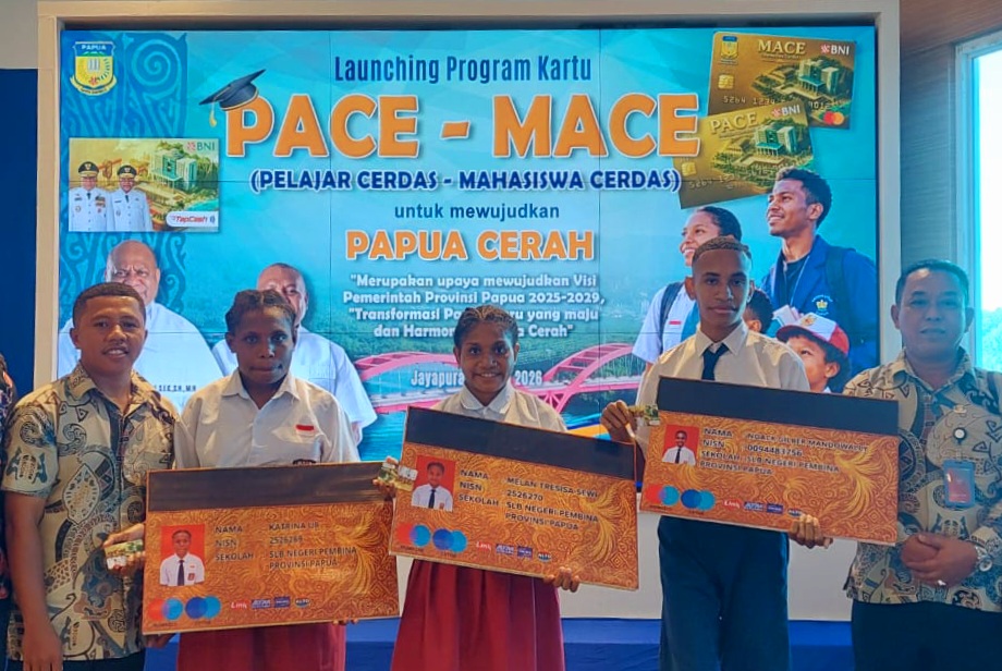 Tiga siswa SLB Negeri Pembina Provinsi Papua, penerima manfaat Kartu Pace Mace / Sudjarwo