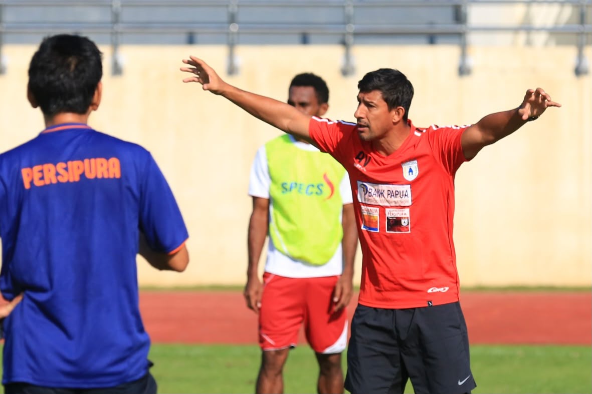 Angel Alfredo Vera ketika melatih Persipura berapa musim lalu / Official Persipura