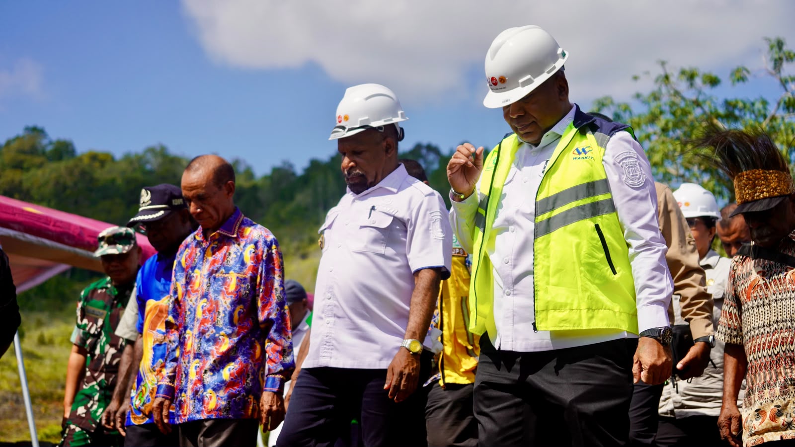 Wagub Papua, Aryoko Rumaropen bersama Bupati Jayapura, Yunus Wonda, dalam seremonial peletakan batu pertama Sekolah Rakyat di Kampung Maribu, Kabupaten Jayapura / Istimewa