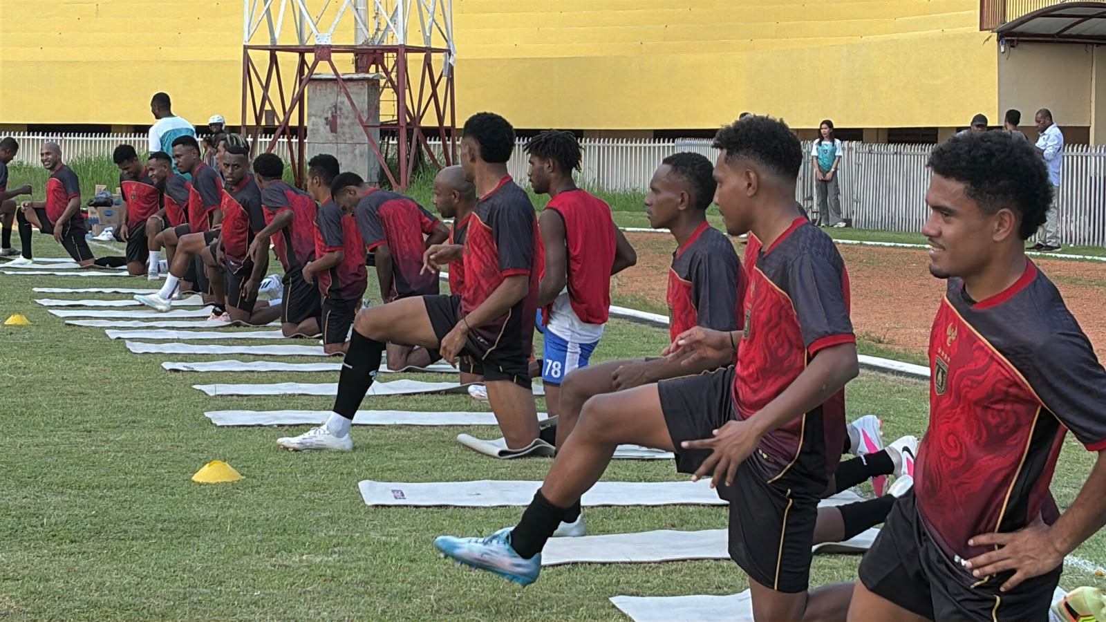 Latihan perdana Persipura di Stadion Mandala / Angga