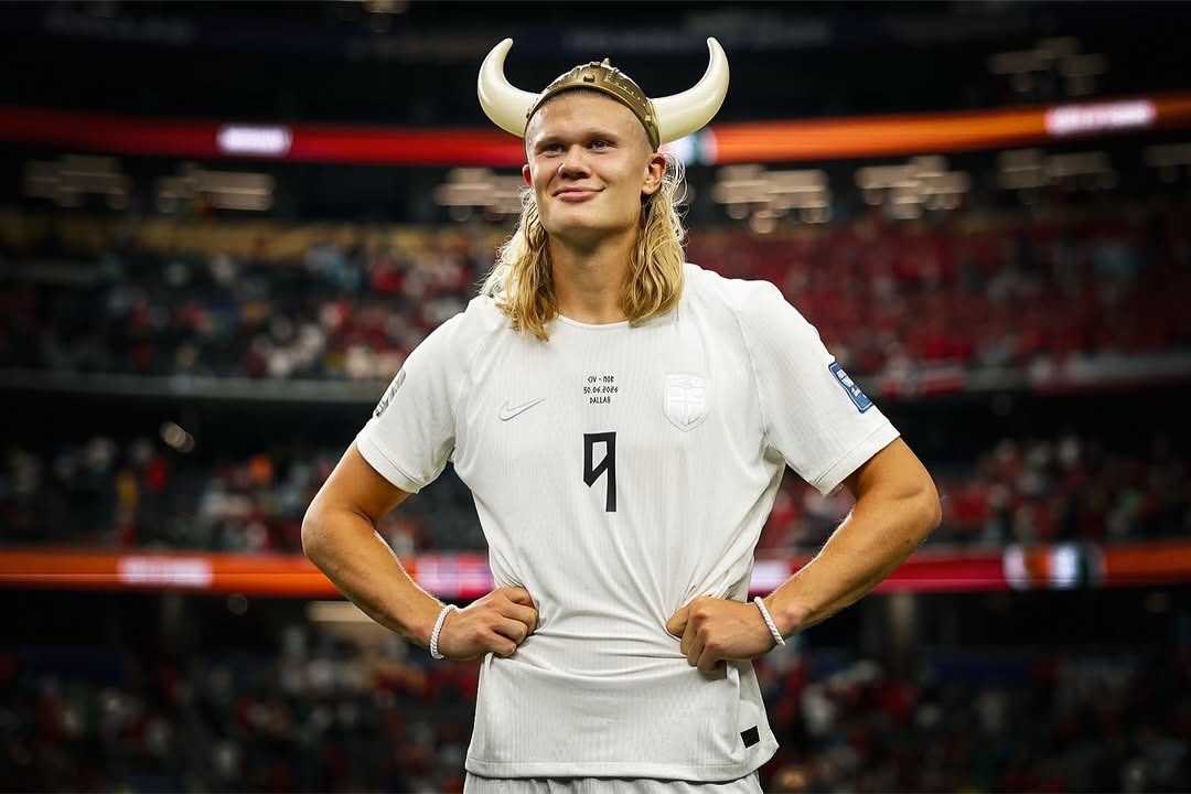 Erling Haaland tampak gagah menggunakan helm Bjermundbu / Norwayfootballteam