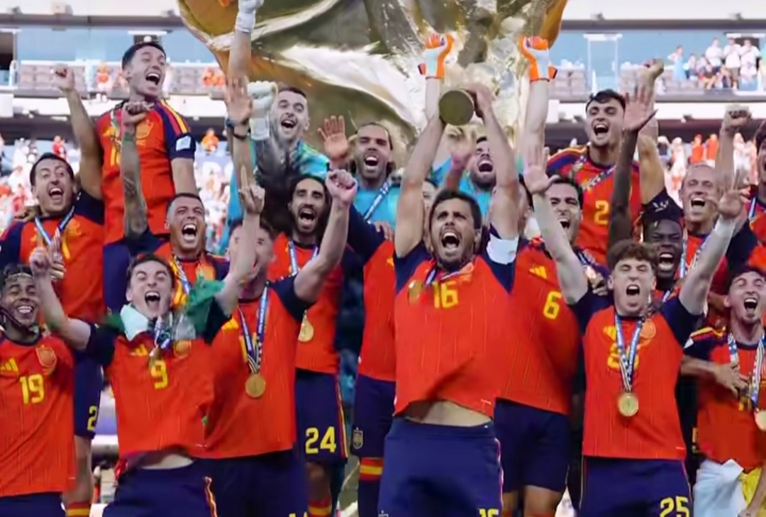 Skuad Timnas Spanyol merayakan gelar juara dunia 2026 