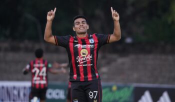 Alexsandro Cetak Hattrick ke Gawang Sang Mantan